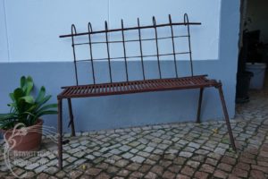 Bank aus Moniereisen und Gitterrost