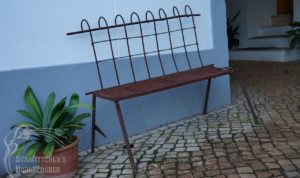 Bank aus Moniereisen und Gitterrost