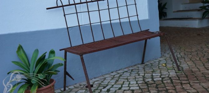 Bank aus Moniereisen und Gitterrost