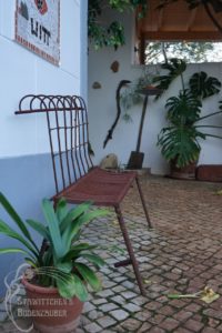 Bank aus Moniereisen und Gitterrost